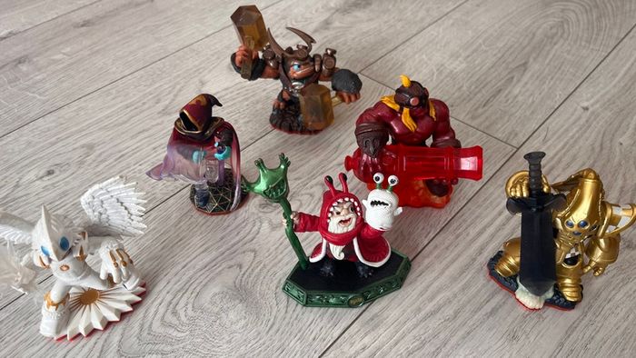 Large Skylanders Bundle Figure Traps  Accessories  Rare Items Included