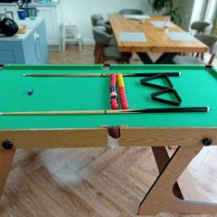 pool table/snooker table