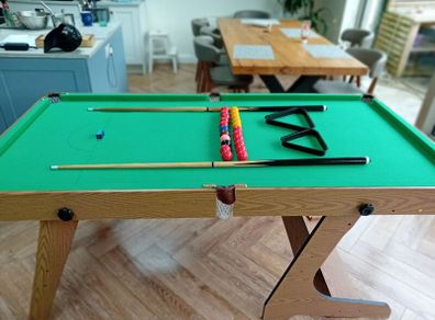 pool table/snooker table