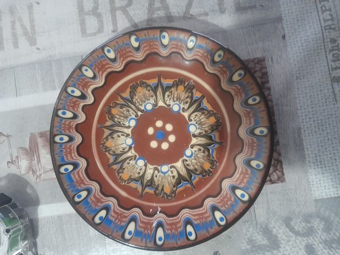 Majolica Art Pottery Wall Plate no chips or cracks, Postage Available or Collection