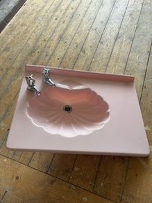 Retro pink shell sink