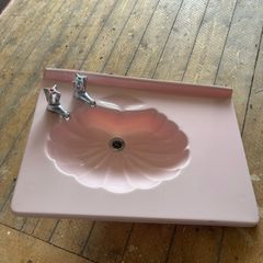 Retro pink shell sink