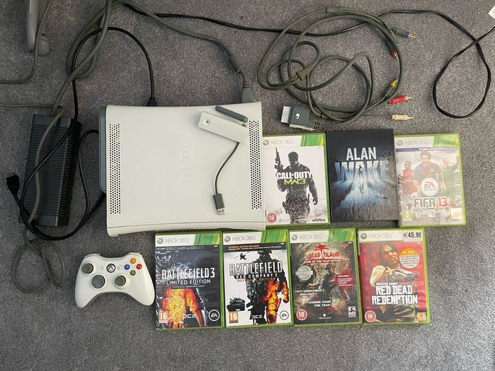 Xbox 360 60GB White Bundle - Refurbished Controller and 8 Games