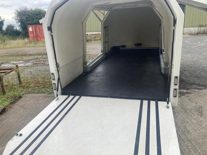 Motorsport shuttle trailer