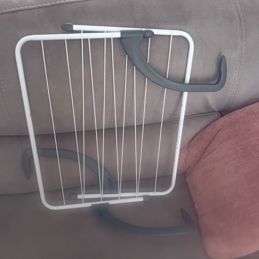 Radiator clothes dryer