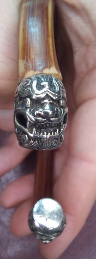 Vintage jewelry is sold individually for 5 to 10 euros