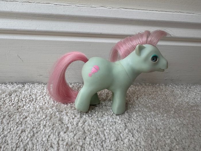 My Little Pony Baby Cuddles G1 1986 Beddy Bye Eye MLP Dirty approx. 7.5 cm. Used sometimes left eye opens only to the middle Please see photos