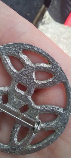Vintage jewelry is sold individually for 5 to 10 euros