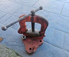 No. 25 ridgid bench pipe clamp