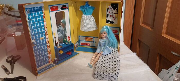 Vintage Sindy scene setter