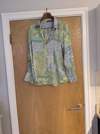 Small Bundle Blouses X 4 & 2 Dresses. S. 18.  Available for 2 weeks..