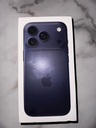 iPhone 17 Pro (256GB, Deep Blue)