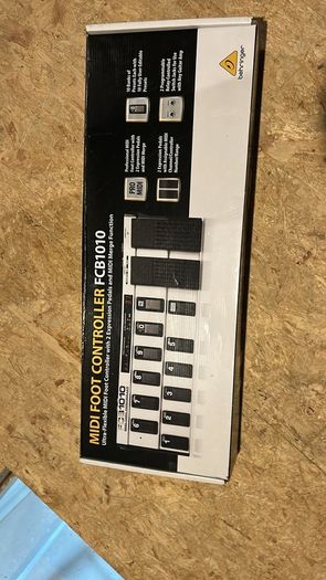 Berhinger FCB1010 midi foot controller
