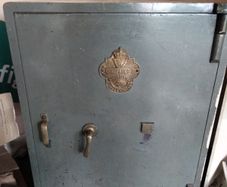 vintage safe, keys found 300 euro