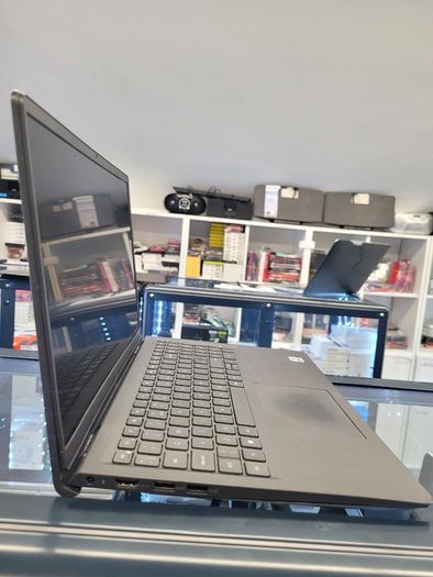 Dell Vostro 15 3510 Core i5-1135G7 (11th Gen) 16GB 256GB SSD Win 11 Pro 15.6" FULL HD Notebook