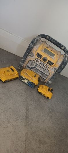 dewalt radio and 3 batteries