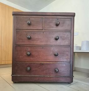 Antique chest of drawers.