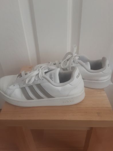 Trainers/Adidas Regular Fit .. Size: 4 UK 36.5 EU .. Colour: White .. Price Drop