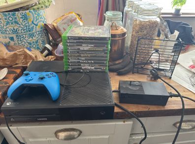 xbox 1 with 11 games and controller