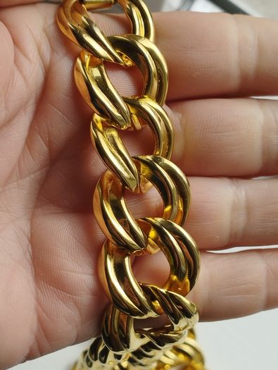 A striking and stylish vintage gold-tone necklace.