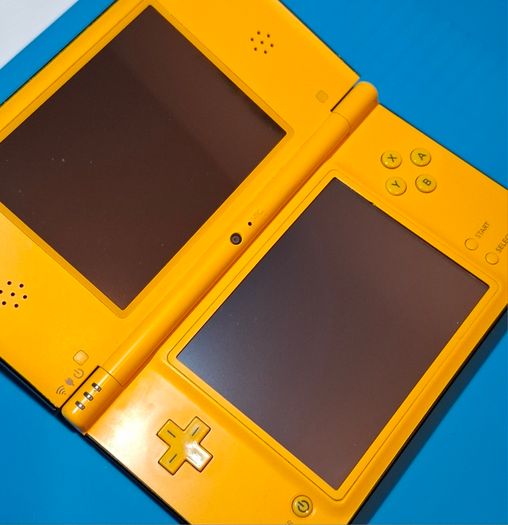 DSi XL Boxed (Yellow)