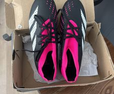 ladies football boots