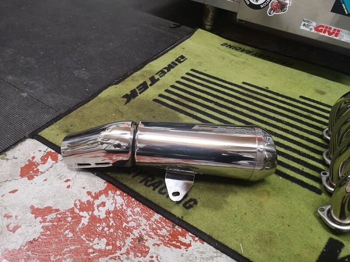 Kawasaki z900rs exhaust an seat