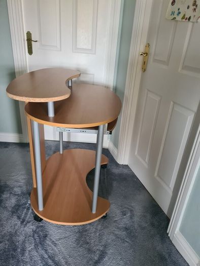Study desk/computer desk.