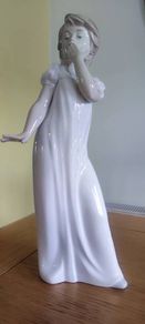 Beautiful 12" Lladro NAO Porcelain Figurine-Girl Throwing Kiss