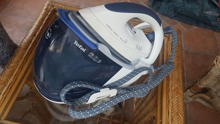 TEFAL. Steam Iron - Express Glide