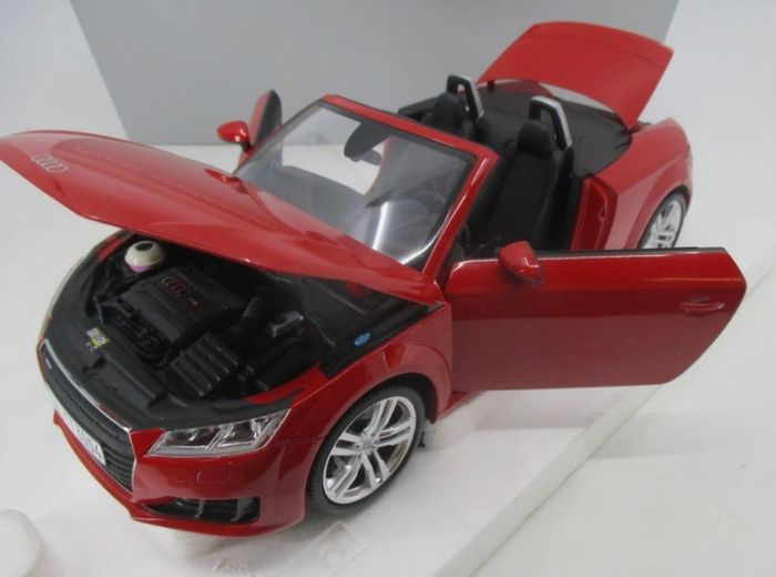 AUDI TT Roadster 2014 - Minichamps Dealer Edition 1/18 New In Box