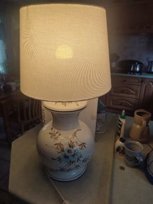 VINTAGE COUNTRY HOUSE Italian CERAMIC table LAMP with shade in working order.