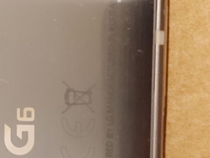 LG G6 mobile phone, 32GB, sim tray missing, excellent cosmetic condition otherwise