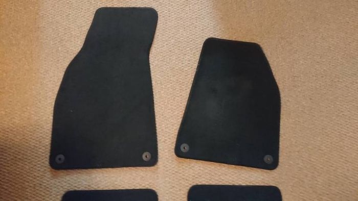 Genuine Audi a4 b6 b7 saloon estate floor mats carpet. Three spoke s-line multy function steering wheel airbag glove box etc.. Parts breaking