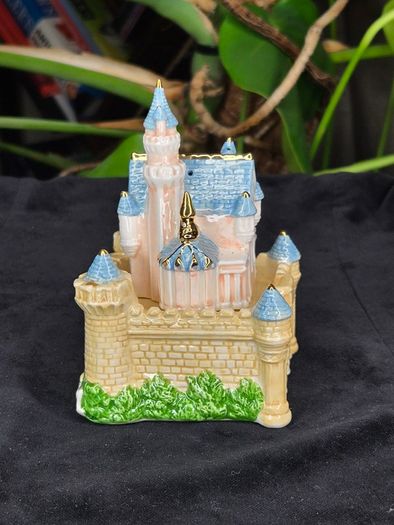Disneyland Sleeping Beauty Castle Ceramic Salt and Pepper Shakers Set Disney
