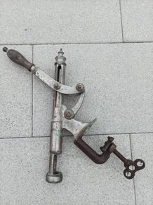 Pre-1960 pub counter " cork-puller "