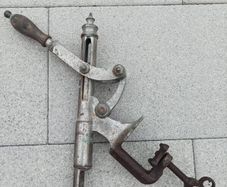 Pre-1960 pub counter " cork-puller "