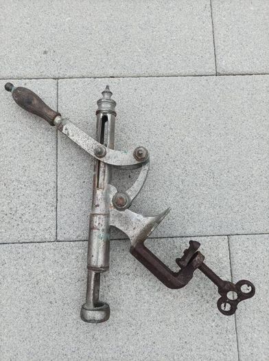 Pre-1960 pub counter " cork-puller "