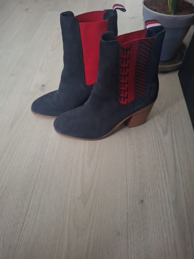 Tommy Hilfiger boots size 6