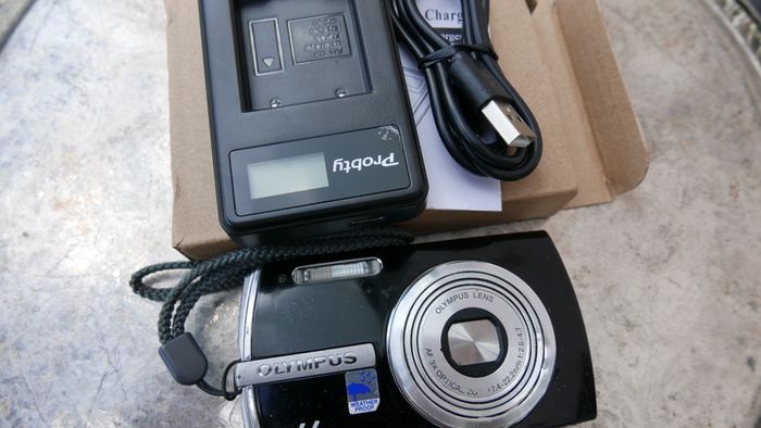 Olympus U1200 Digital Compact Camera 12MP (works well)
