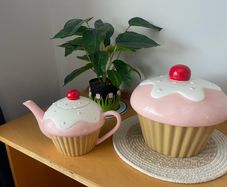 Goodie holder & Teapot