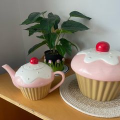 Goodie holder & Teapot