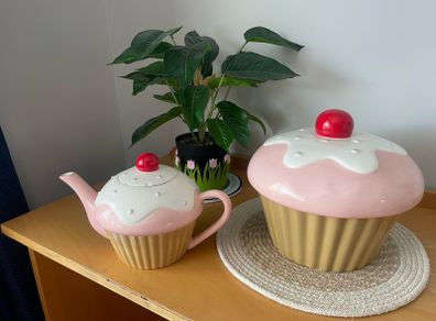 Goodie holder & Teapot