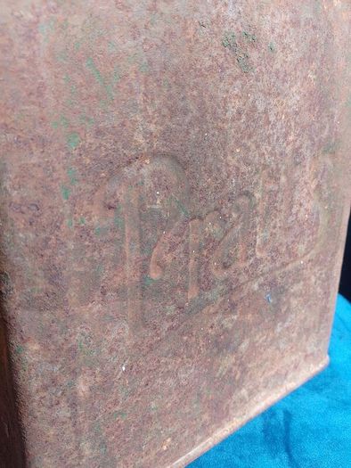 Pratt's 1920s antique fuel can