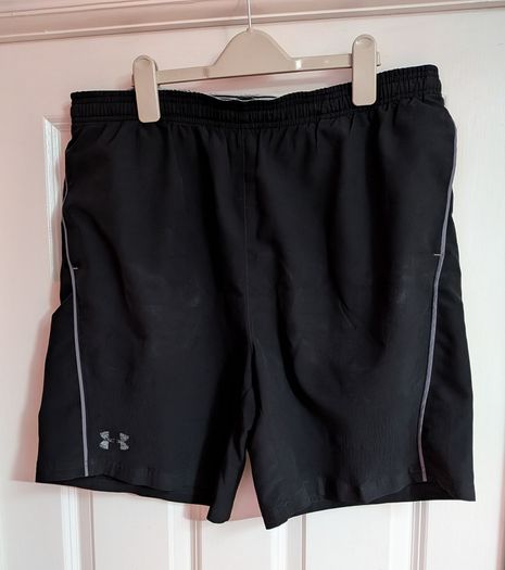 Under Armour mens shorts - size L