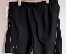 Under Armour mens shorts - size L