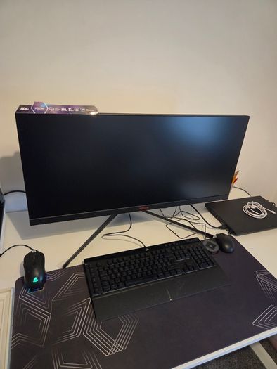 Gaming Monitor & Desk