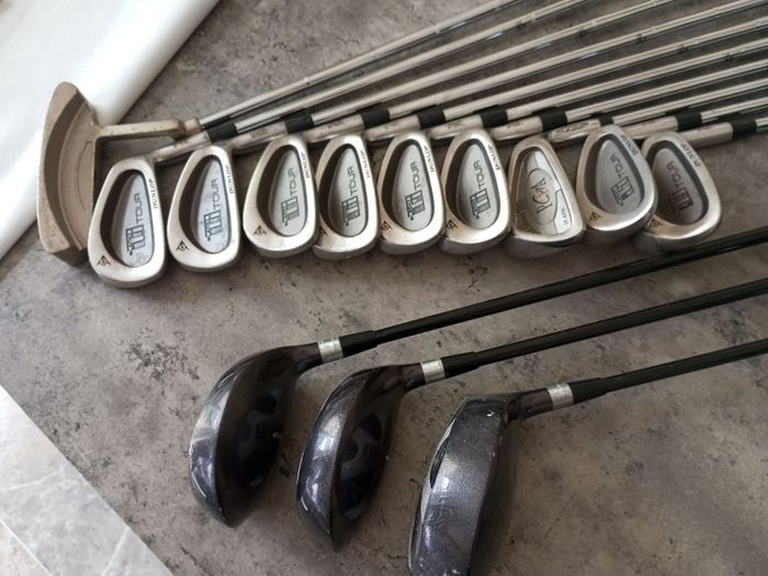 Dunlop golf clubs. Right handed clubs