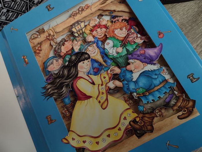 Snow White ! A Magic 3-Dimensional Fairy-Tale ! Hardcover ! 2006 ! by Fernleigh Books !