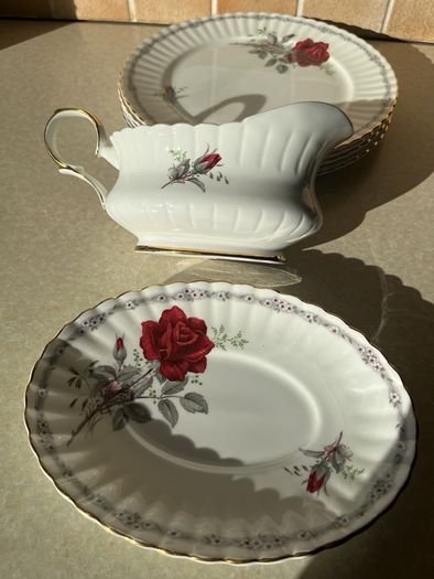 Vintage Royal Stafford "Roses to Remember " 4 Dinner plates & Large Gravy Jug & stand
